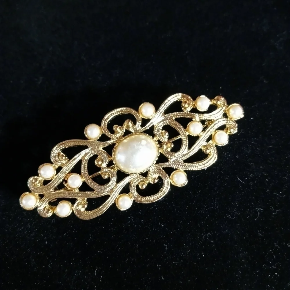Brooch with white beads